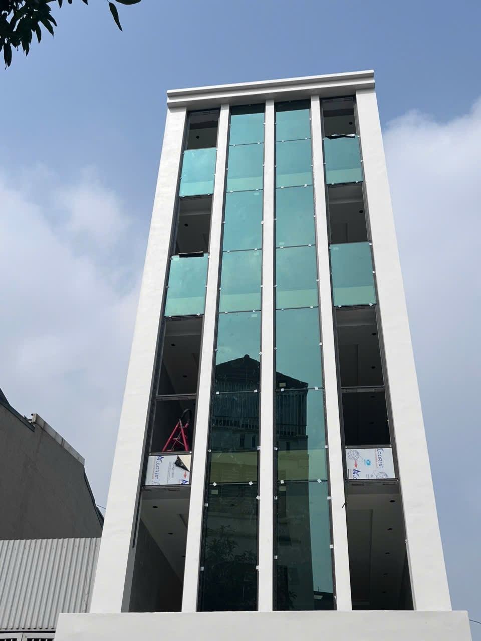 Thi Công Vách Kính Dựng Cao Cấp Cho Tòa Nhà Văn Phòng 8 Tầng Tại Long Biên – Đẳng Cấp & Hiện Đại